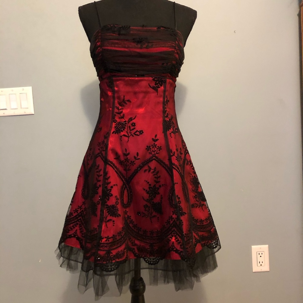 Morgan & Co. Burgundy & Black Lace Size 7/8